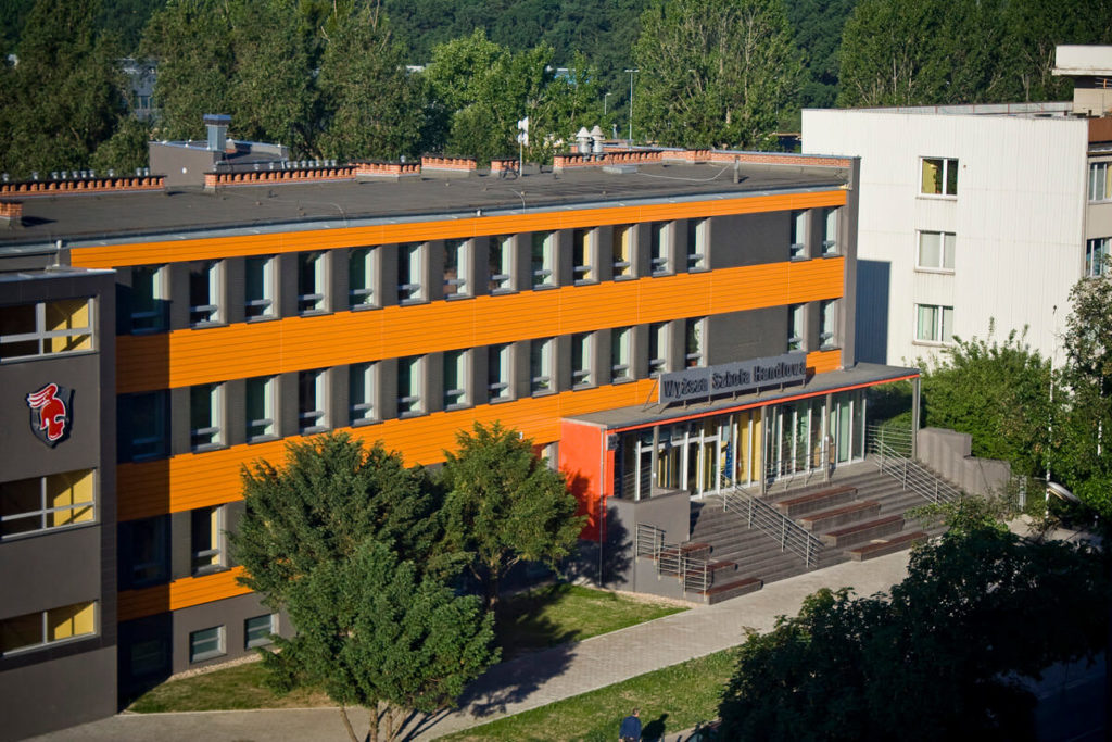 Академія Бізнесу у Вроцлаві: знижки на навчання та мовні курси - UniverPL