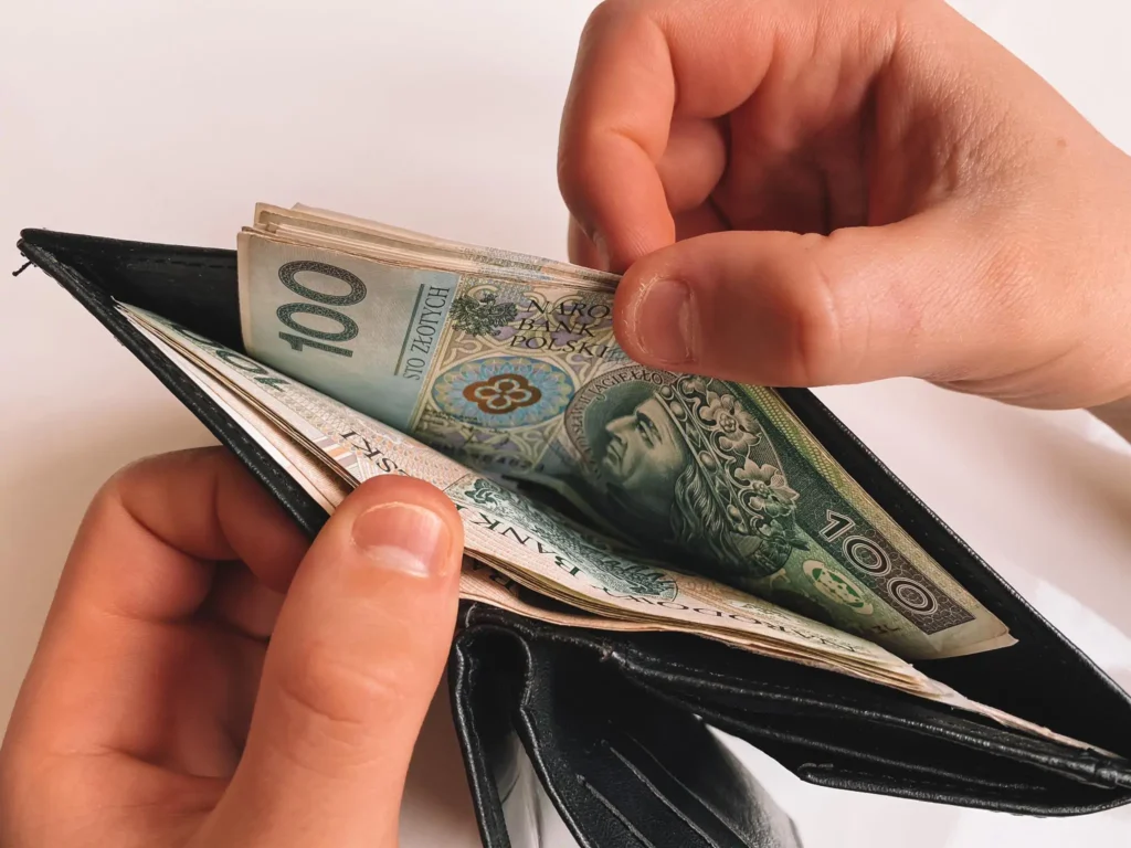 Скільки заробляють у Польщі у 2026 році: популярні спеціальності та реальні зарплати Скільки заробляють у Польщі у 2026 році: популярні спеціальності та реальні зарплати - UniverPL